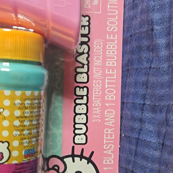 Hello Kitty Pink Bubble Blaster - Picture 3 of 9